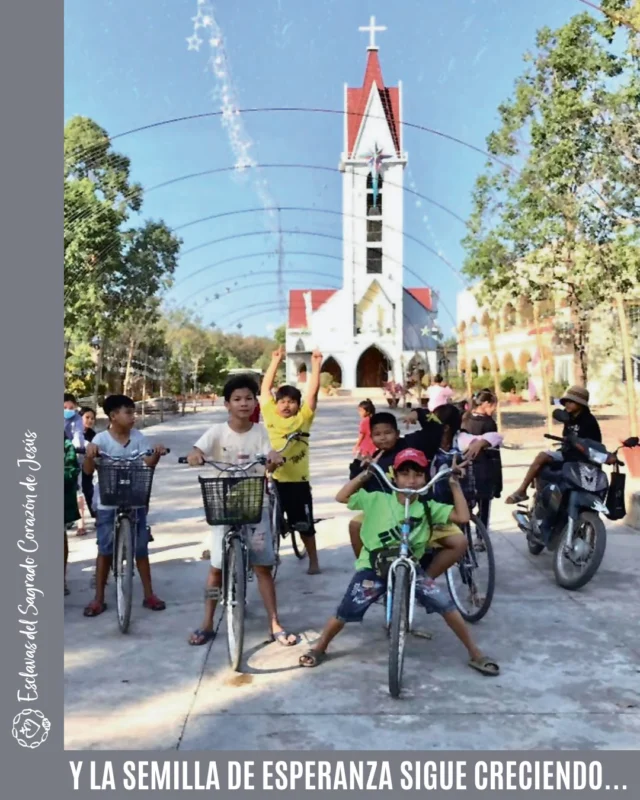 Hoy queremos compartir con vosotros una historia muy especial: la historia de cómo ha ido creciendo nuestra comunidad en la frontera entre Camboya y Vietnam.
Desde empezar de cero ayudando a niños en situación vulnerable… hasta expandirnos y llegar a más corazones cada día. ❤️
Desliza para conocer nuestro camino. 🌍✨
Para saber más sobre nuestras misiones, consulta nuestro anuario (link en la bio) 

#somosACI #aci_sisters #aci_esclavas #Vietnam #EducarEsAmar #FeEnAcción #peregrinosesperanza