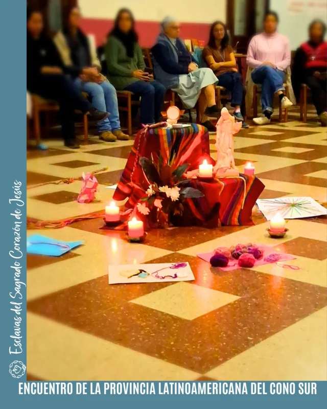 Nuestras hermanas de la Provincia Latinoamericana del Cono Sur se reunieron para un encuentro provincial. Fueron 48 las que se congregaron en Buenos Aires, Argentina, bajo el lema “Nueva Provincia – Peregrinas de la Esperanza”, en comunión con el Jubileo de la Iglesia.
2 – Peregrinas con Jesús
3–7 – Procesión de Corpus Christi con los fieles de Buenos Aires
8–12 – Taller
13–15 – Foto de la provincia
#SomosEsclavas #aci_esclavas #aci_sisters #EncuentroConosur #PeregrinasEsperanza